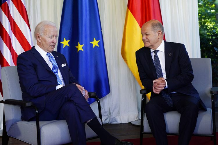 Presiden Joe Biden dan Kanselir Jerman Olaf Scholz berbicara dalam pertemuan bilateral pada KTT G7 di Elmau, Jerman, Minggu, 26 Juni 2022. 