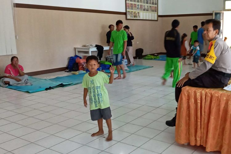 Warga Selapan Sumsel diungsikan di aula Mapolres Pangkal Pinang, Senin (23/12/2019).