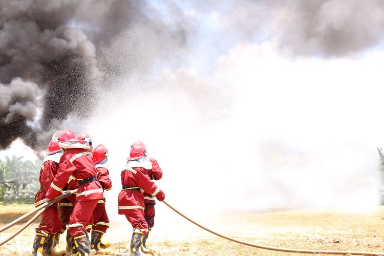 Personel Kelompok Tanggap Darurat melakukan simulasi pemadaman titik api pada Apel Siaga Pencegahan Karhutla PT Agrolestari Mandiri. Selasa (21/03/2023)


