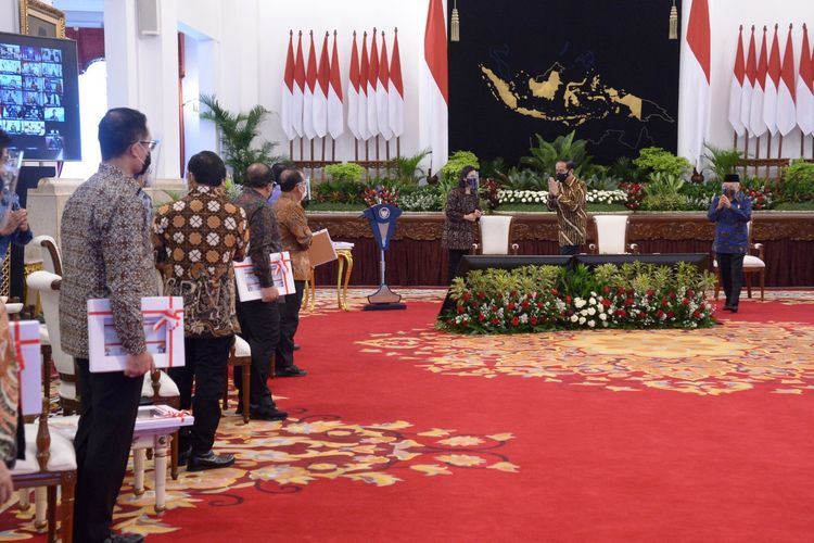 Menteri Sosial Juliari P Batubara (kiri) bersiap menerima Daftar Isian Pelaksanaan Anggaran (DIPA) dan Daftar Alokasi Transfer ke Daerah dan Dana Desa (TKDD) oleh Presiden Joko Widodo di Istana Negara, Jakarta, Rabu (25/11/2020).