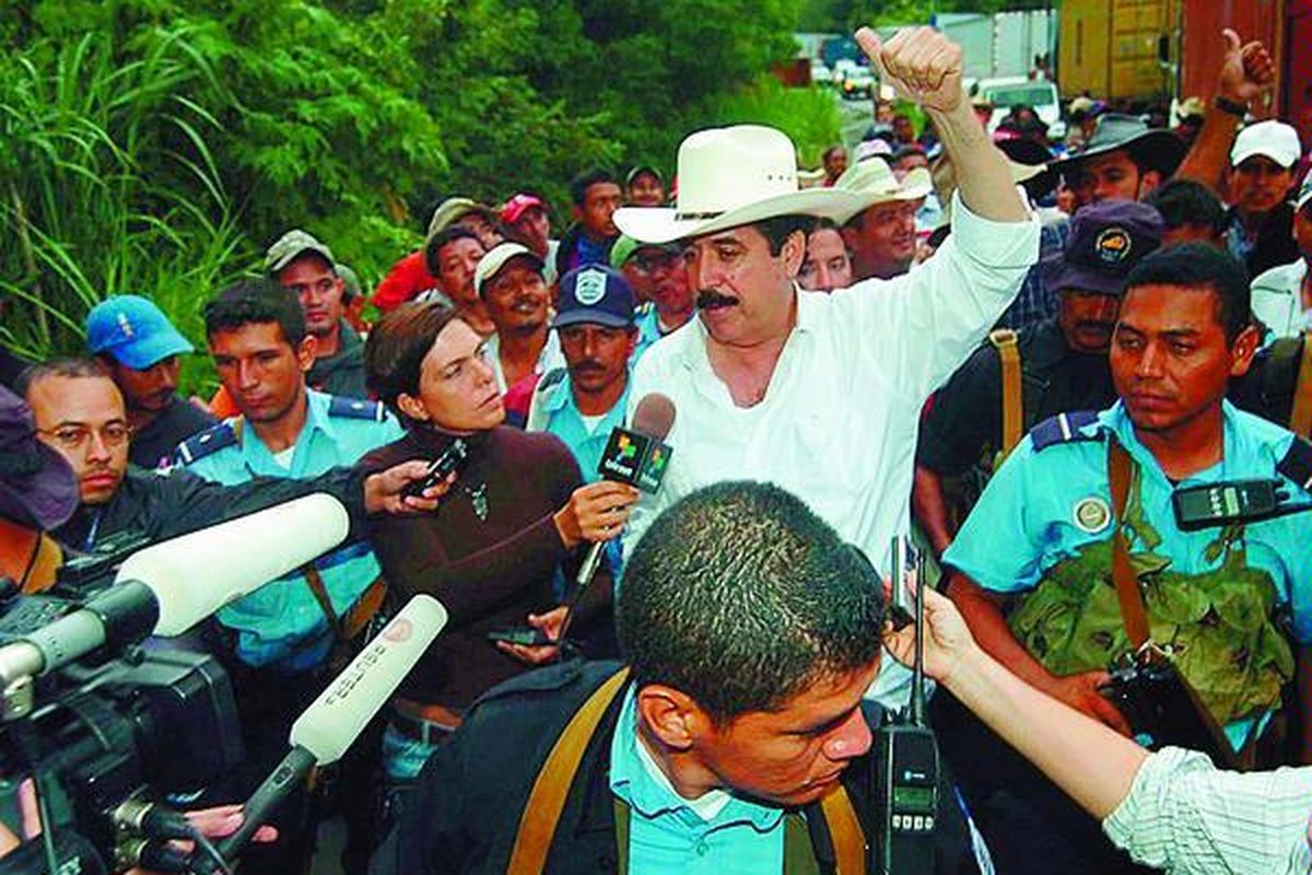 Presiden terusir Honduras, Manuel Zelaya (bertopi koboi), mengacungkan jempol ketika menuju ke El Ocotal, di perbatasan Nikaragua-Honduras, Sabtu (25/7). Zelaya menyerukan akan berkemah di perbatasan kemudian mencoba lagi untuk kesekian kalinya menyeberang ke Honduras.
