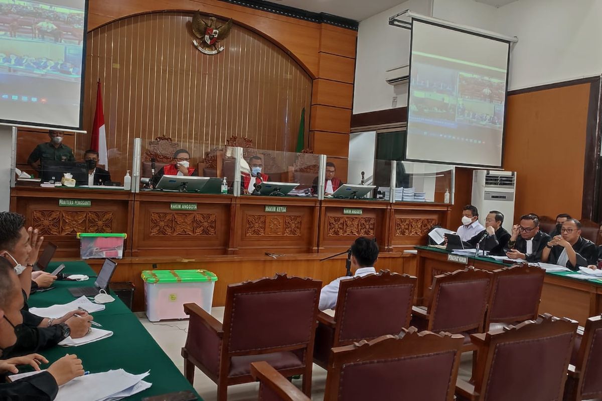 Bharada Richard Eliezer menjadi saksi dalam sidang terdakwa Ferdy Sambi dan terdakwa Putri Candrawathi dalam kasus pembunuhan berencana Brigadir J atau Nofriansyah Yosua Hutabarat, di PN Jakarta Selatan, Selasa (13/12/2022).