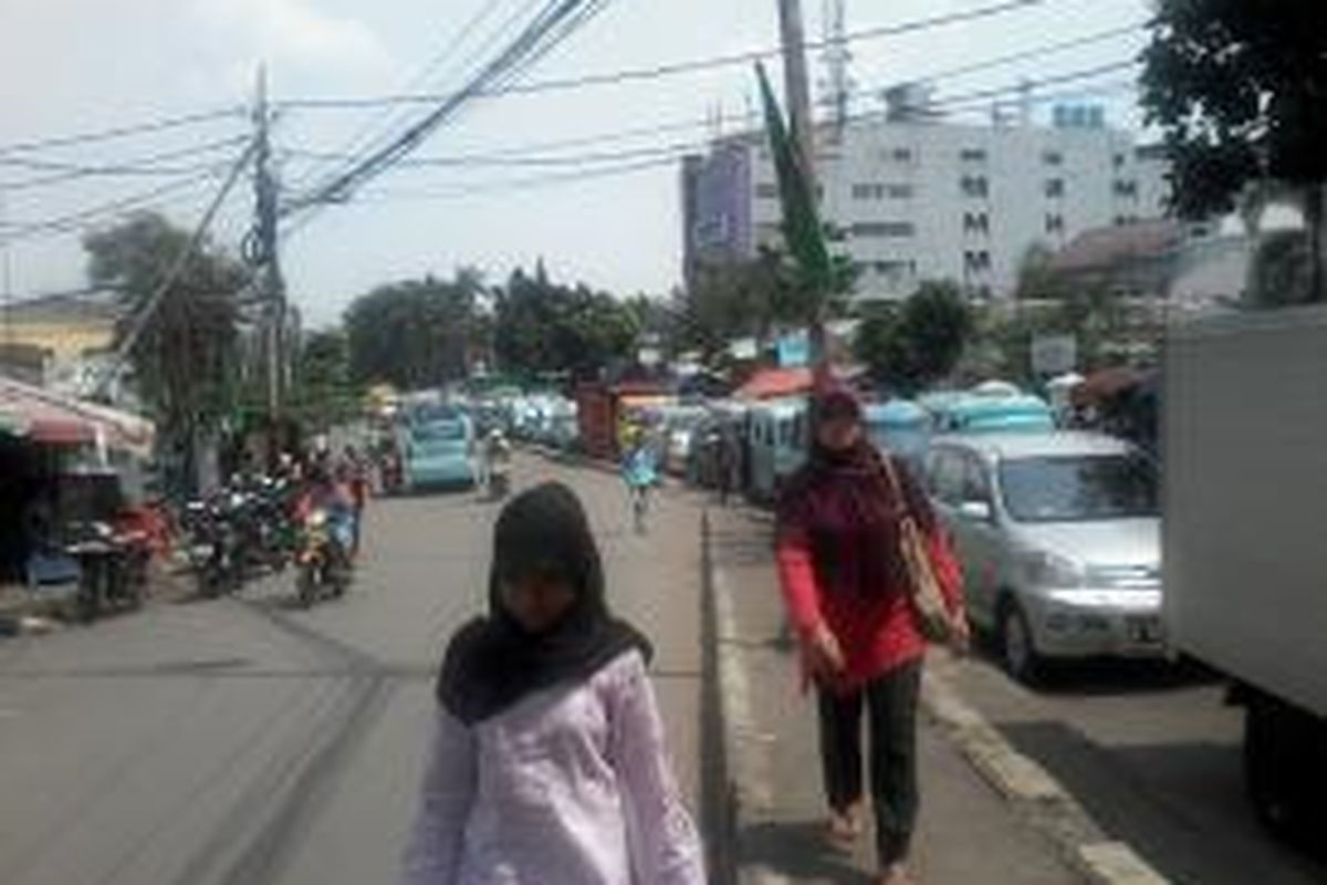 Para penumpang angkutan yang terpaksa turun akibat macet parah, di Jl.K.S Tubun, Jakarta, Rabu (31/7/2013). Rekayasa lalu lintas Tanah Abang yang bertepatan dengan puncak belanja jelang lebaran, hanya menggeser sejumlah titik kemacetan.