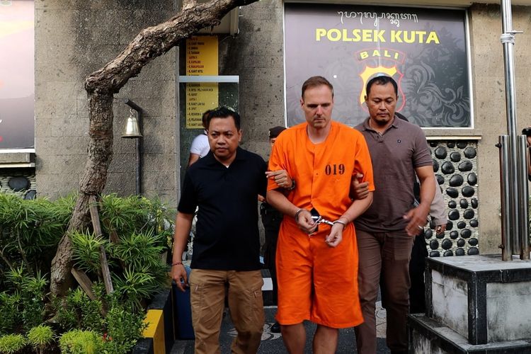HBT (37), pria berkewarganegaraan Jerman saat dihadirkan dalam konferensi terkait kasus penganiayaan dan pengerusakan vila yang menjeratnya di Polsek Kuta, Bali, pada Minggu (16/6/2024). /Dok. Humas Polresta Denpasar