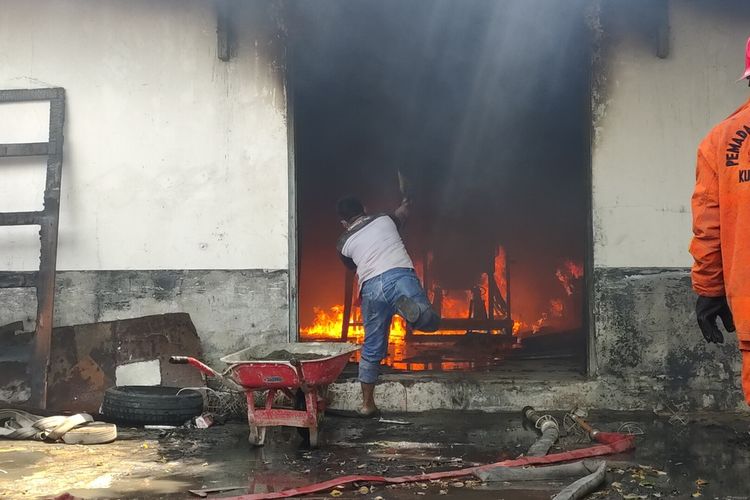 Kebakaran melanda PT Sung Chang Indonesia (SCI), Kabupaten Kulon Progo, Daerah Istimewa Yogyakarta. Api melahap gedung yang berisi genset, tampungan solar dan gudang barang bekas dalam area pabrik.