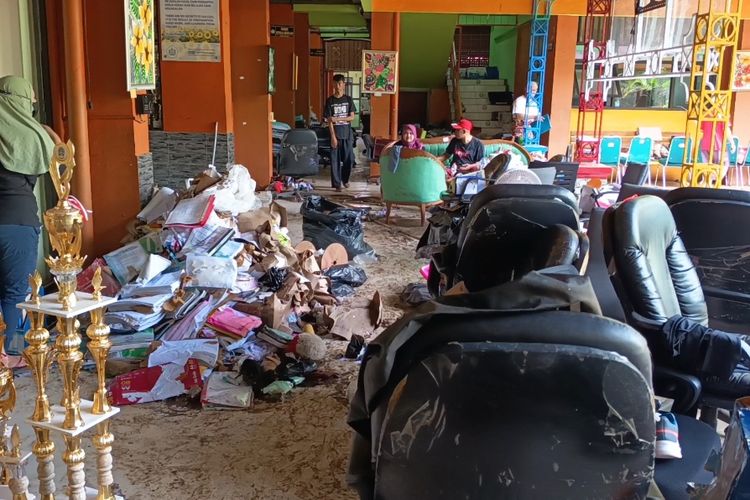 Banjir 1,5 Meter Terjang SMAN 99 Jakarta, 40 Komputer Rusak
