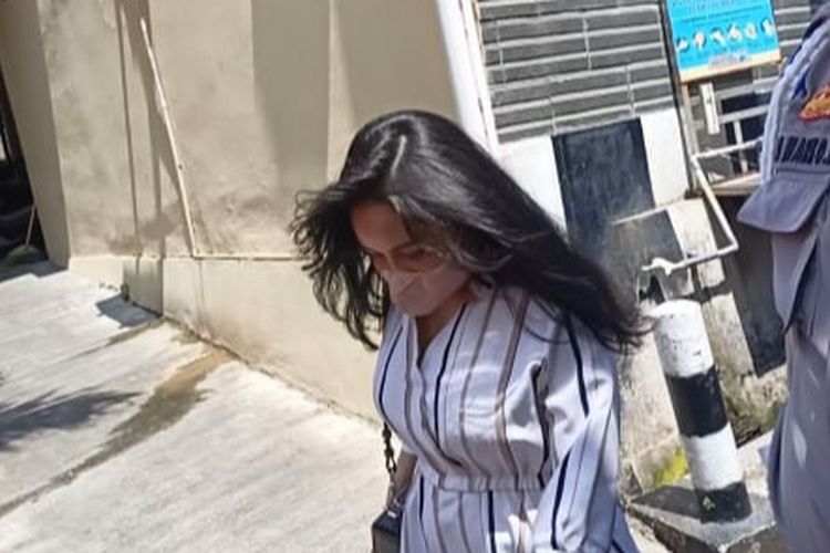 Penyanyi Mawar AFI saat hadir di Polres Metro Depok soal laporan kuasa hukum mantan suaminya atas kasus dugaan pencemaran nama baik, Selasa (5/4/2022). 