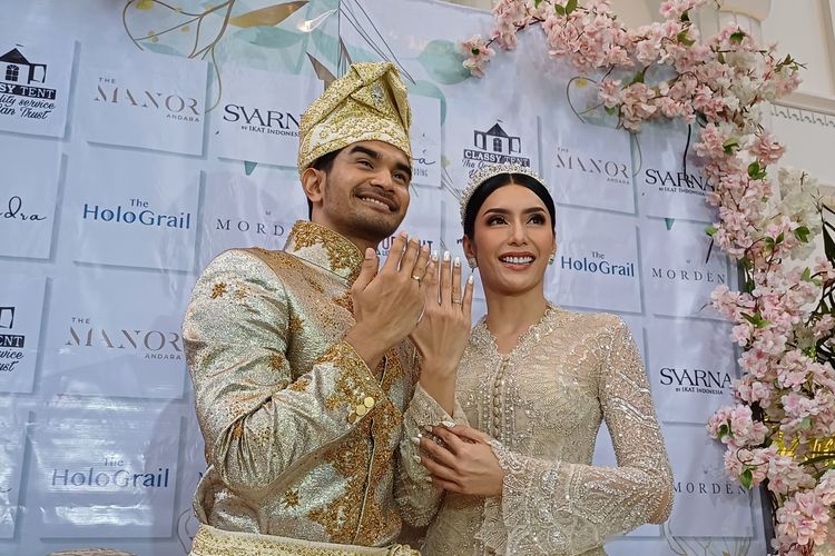 Aktor Tengku Tezi dan aktris Tyas Mirasih setelah melangsungkan akad nikah di The Manor Andara, Cinere Jawa Barat, Minggu (20/8/2023).