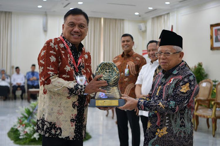Gubernur Sulawesi Utara (Sulut) Olly Dondokambey menerima penghargaan Paritrana Award 2023 dari Wakil Presiden (Wapres) Republik Indonesia (RI) Ma?ruf Amin, di Istana Wapres Jakarta, Jumat (20/10/2023).
