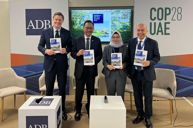 Sesi foto bersama antara Otorita Ibu Kota Nusantara (OIKN) dengan Asian Development Bank (ADB) di COP28 Dubai, Uni Emirat Arab, Minggu  (3/12/2023)