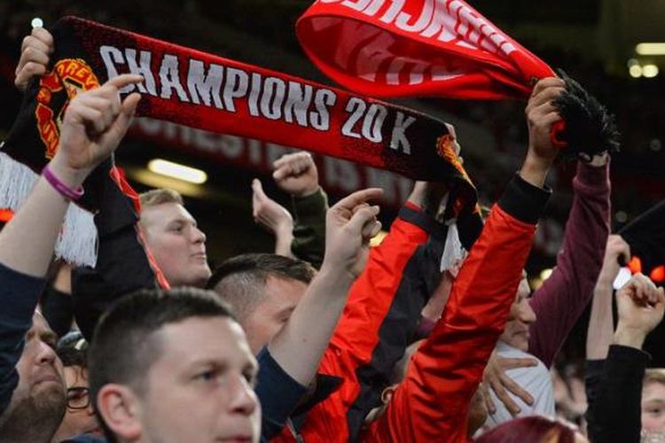 Luapan kegembiraan pendukung Manchester United atas keberhasilan Setan Merah meraih gelar juara Premier League pada musim ini. 