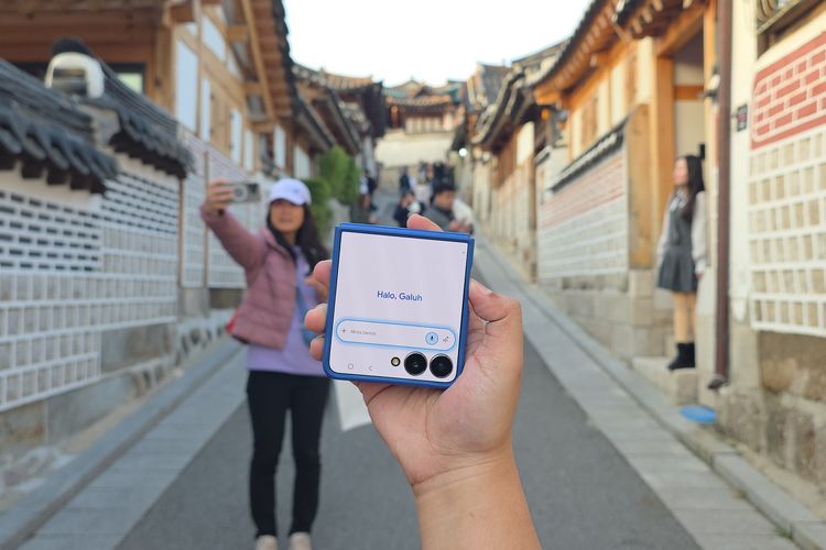 Ilustrasi membawa Samsung Galaxy Z Flip 7 yang sudah terintegrasi dengan fitur Gemini AI ke Bukchon Hanok Village, Seoul, Korea Selatan