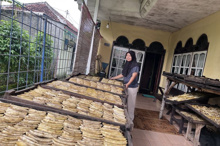 Jejak Manis Sale Pisang dari Pangandaran, Dikerjakan Sejak Subuh oleh Tangan-tangan Renta