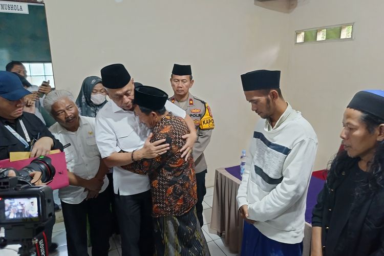 Wakil Menteri Sosial Agus Jabo Priyono memberikan santunan kepada 4 keluarga ahli waris korban meninggal dunia dalam musibah ambruknya majelis taklim di Ciomas, Kabupaten Bogor.