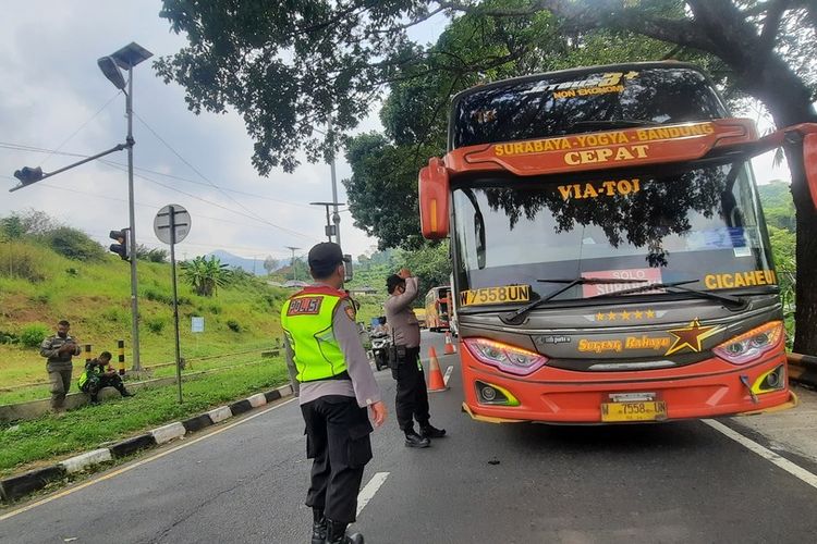 Petugas Pos Penyekatan Gentong, Tasikmalaya, memeriksa kendaraan luar daerah yang melintas sejak diberlakukannya larangan mudik sejak hari ini, Kamis (6/5/2021).