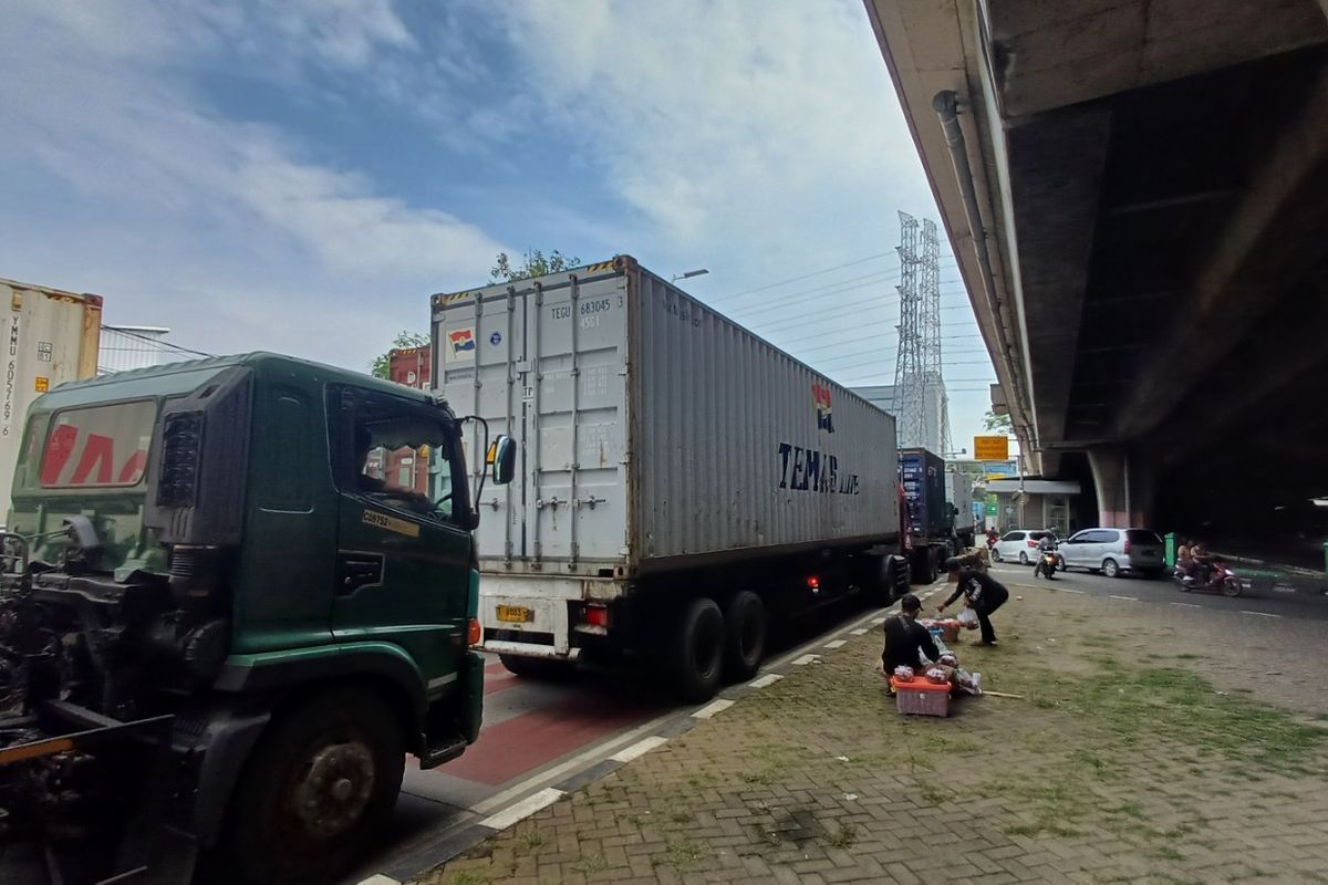 Kemacetan lalu lintas akibat aktivitas bongkar muat di Pelabuhan Tanjung Priok masih terjadi di Jalan Yos Sudarso, Jakarta Utara, pada Jumat (18/4/2025).