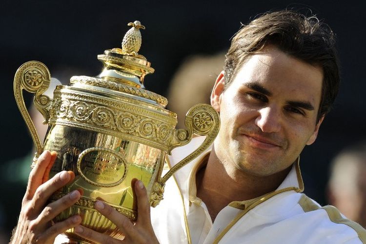 Petenis Swiss, Roger Federer, memegang trofi setelah menang melawan dalam pertandingan final putra  di kejuaraan tenis Wimbledon 2009 di All England Club pada 5 Juli 2009. Roger Federer mengumumkan bahwa ia akan pensiun dari tenis profesional pada Kamis (15/9/2022).