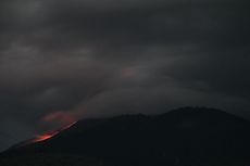 Minggu Pagi, Lewotobi 2 Kali Keluarkan Awan Panas Guguran Sejauh 1 Km