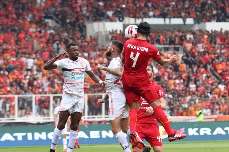 Bek Persija Jakarta, Ryuji Utomo, berduel dengan pemain Borneo FC pada laga pekan pertama Shopee Liga 1 2020 yang digelar di Stadion Utama Gelora Bung Karno, Jakarta, Minggu (1/3/2020).