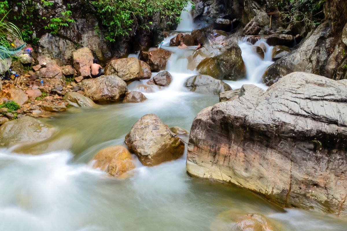 Ilustrasi Curug Leuwi Hejo di Kabupaten Bogor, Jawa Barat.