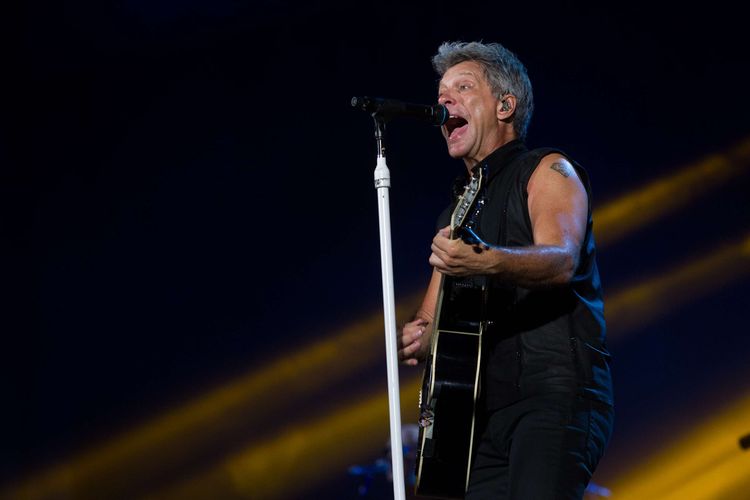 Vokalis grup band rock asal New Jersey, Amerika Serikat Bon Jovi, Jon Bon Jovi menghibur penggemarnya pada Konser Bon Jovi Live di Stadion Gelora Bung Karno, Jakarta, Jumat (11/9/2015). Grup Bon Jovi datang ke Indonesia untuk kedua kalinya setelah pernah datang 25 tahun silam. KOMPAS IMAGES/KRISTIANTO PURNOMO