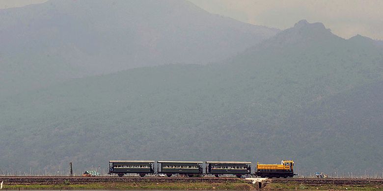 Kereta wisata melintas dari Stasiun Tuntang menuju Stasiun Ambarawa saat melintasi kawasan Rawapening, Kebupaten Semarang, Jawa Tengah, Sabtu (2/9/2017). Kereta berlokomotif diesel itu melayani wisatawan setiap liburan akhir pekan. 