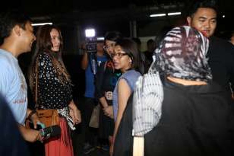 Mulan Jameela (kedua dari kiri) bertemu dengan Ruth Sahanaya (di depan Mulan, berbusana biru) ketika melayat mendiang Mike Mohede di Rumah Sakit Premier Bintaro, Tangerang Selatan, Minggu (31/7/2016) malam.
