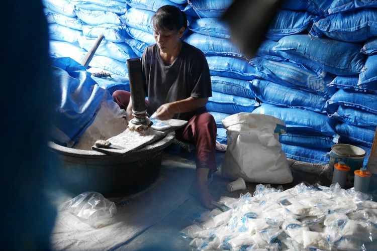 Gudang penyimpanan garam yang ada di kawasan Kampung Bandar, Pekanbaru, Riau, Sabtu (9/3/2018). 