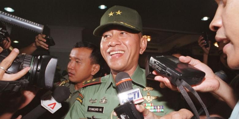 Ryamizard Ryacudu saat menjabat sebagai Kepala Staf TNI Angkatan Darat. Foto diambil pada 31 Juni 2000.