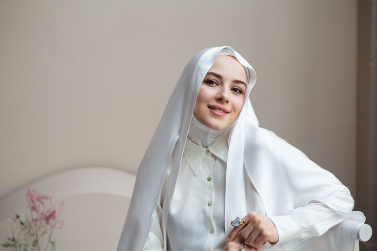 Pakaian serba putih bisa jadi inspirasi outfit Idul Adha.