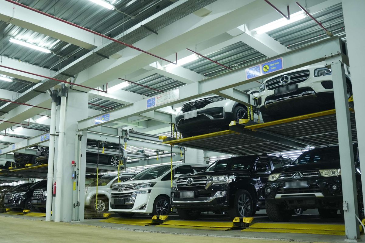 Deretan mobil sitaan KPK RI di Gedung RUPBASAN KPK RI, Cawang, Jakarta Timur, Selasa (7/1/2025).Rupbasan KPK berfungsi sebagai gudang untuk menyimpan barang bukti, barang hasil sitaan dan juga barang rampasan kasus korupsi, mulai dari dokumen, perhiasan, luxury goods, hingga mobil dan sepeda motor.