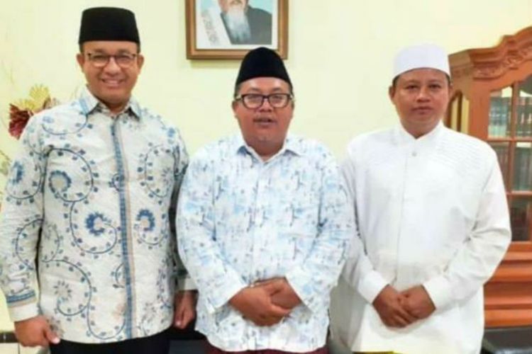Gubernur DKI Jakarta saat berfoto bersama Wakil Gubernur Jawa Barat Uu Ruzhanul Ulum di Pesantren Miftahul Huda, Kabupaten Tasikmalaya, Sabtu (1/2/2020) lalu.