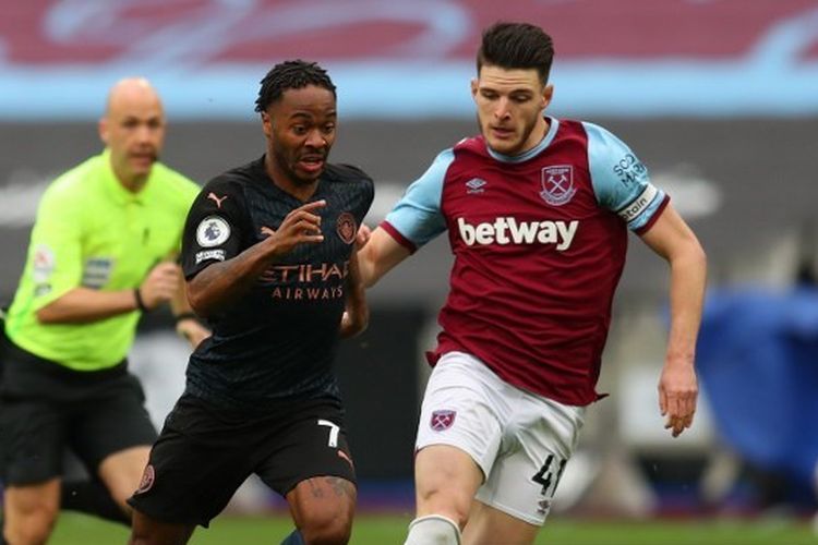 Raheem Sterling (kiri) berduel dengan Declan Rice (kanan) pada laga West Ham vs Man City di Stadion Olimpiade, London, dalam lanjutan pekan keenam Liga Inggris, Sabtu (24/10/2020) malam WIB.