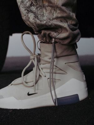 Sneakers koleksi kolaborasi Fear of God x Nike.