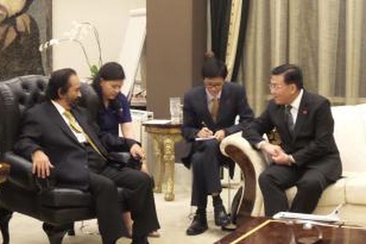 Ketua Umum DPP Partai Nasdem Surya Paloh bertemu dengan Wakil Presiden Partai Komunis Tiongkok Gou Yezhou di Kantor DPP Partai Nasdem, Senin (8/6/2015).