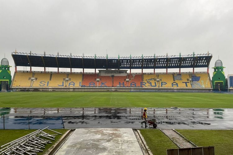 Stadion Si Jalak Harupat, Kabupaten Bandung, Jawa Barat, saat sedang direnovasi guna persiapan Piala Dunia U-20. Terkini, Stadion Si Jalak Harupat siap untuk menjadi venue Piala Dunia U17 2023 yang akan diselenggarakan di Indonesia.