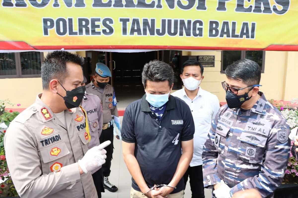 Tim gabungan dari TNI AL dan Sat Res Narkoba Polres Tanjung Balai menangkap seorang pria di Jalan T. Amir Hamzah Kelurahan Perwira-perwira, dan Kelurahan Pantai Burung, Kecamatan Tanjung Balai Selatan, Kota Tanjungbalai pada Jumat (22/4/2022). Dari tangan tersangka polisi menyita narkotika jenis sabu-sabu seberat 3.151,1 gram (3,15 kg).