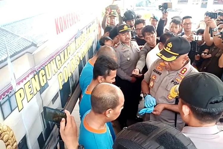 Kapolres Cianjur, AKBP Juang Andi Priyanto tengah menanyai dua pelaku pembunuhan seorang pria yang berprofesi sebagai debt collector yang mayatnya dibuang di tebing jurang di wilayah Sukanagara, Cianjur, Jawa Barat.