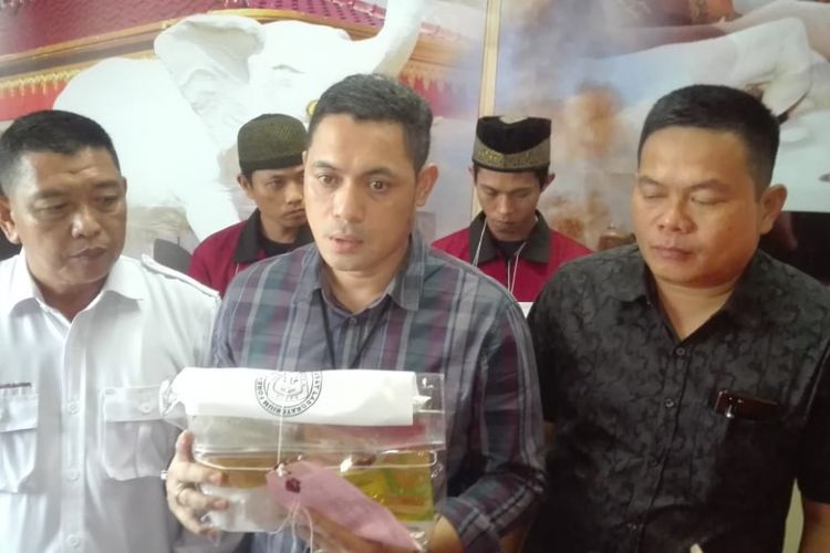 Wakil Direktur (Wadir) Direktorat Reserse Narkoba Polda Sumsel AKBP Amazona Pelamonia saat memberikan keterangan pers terkait ungkap kasus penyelundupan sabu 1 kilogram dari Jambi, Kamis (14/2/2019).