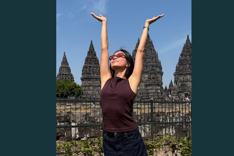 3 Gaya NIKI Zefanya di Borobudur dan Prambanan, Inspirasi OOTD Liburan