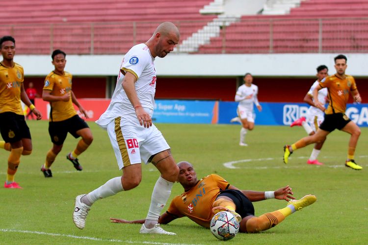 Pemain PSM Makassar Wiljan Pluim di tackle pemain Bhayangkara FC Anderson Salles saat pertandingan pekan ke-14 Liga 1 2022-2023 yang berakhir dengan skor 0-0 di Stadion Maguwoharjo Sleman, Senin (12/12/2022) sore.
