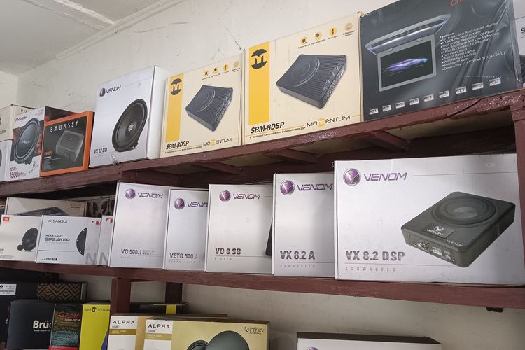 Modifiksi Audio Mobil dengan pasang head unit, DSP, dan subwoofer