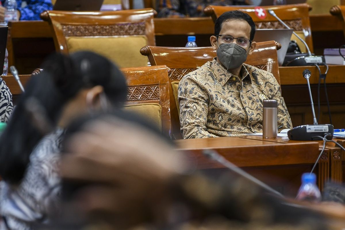 Menteri Pendidikan, Kebudayaan, Riset dan Teknologi (Mendikbud-Ristek) Nadiem Makarim mengikuti rapat kerja dengan Komisi X DPR di Kompleks Parlemen, Senayan, Jakarta, Senin (23/8/2021). Rapat kerja tersebut membahas realokasi dan refokus APBN 2021 serta membahas isu-isu terkini seperti salah satunya tentang pembelajaran tatap muka. ANTARA FOTO/Galih Pradipta/wsj.

