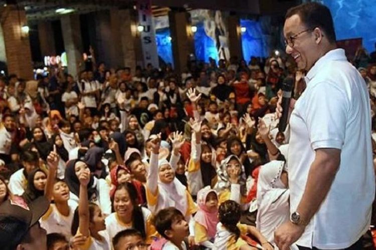 Gubernur DKI Jakarta Anies Baswedan sedang menyapa anak-anak dalam suatu acara di Jakarta.