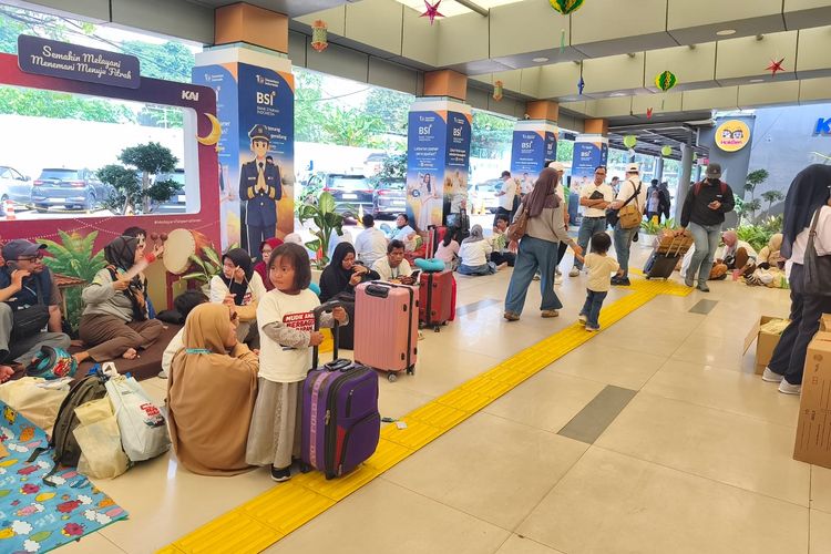 Arus Mudik Melonjak, Pasar Senen Jadi Stasiun Terpadat di Jakarta