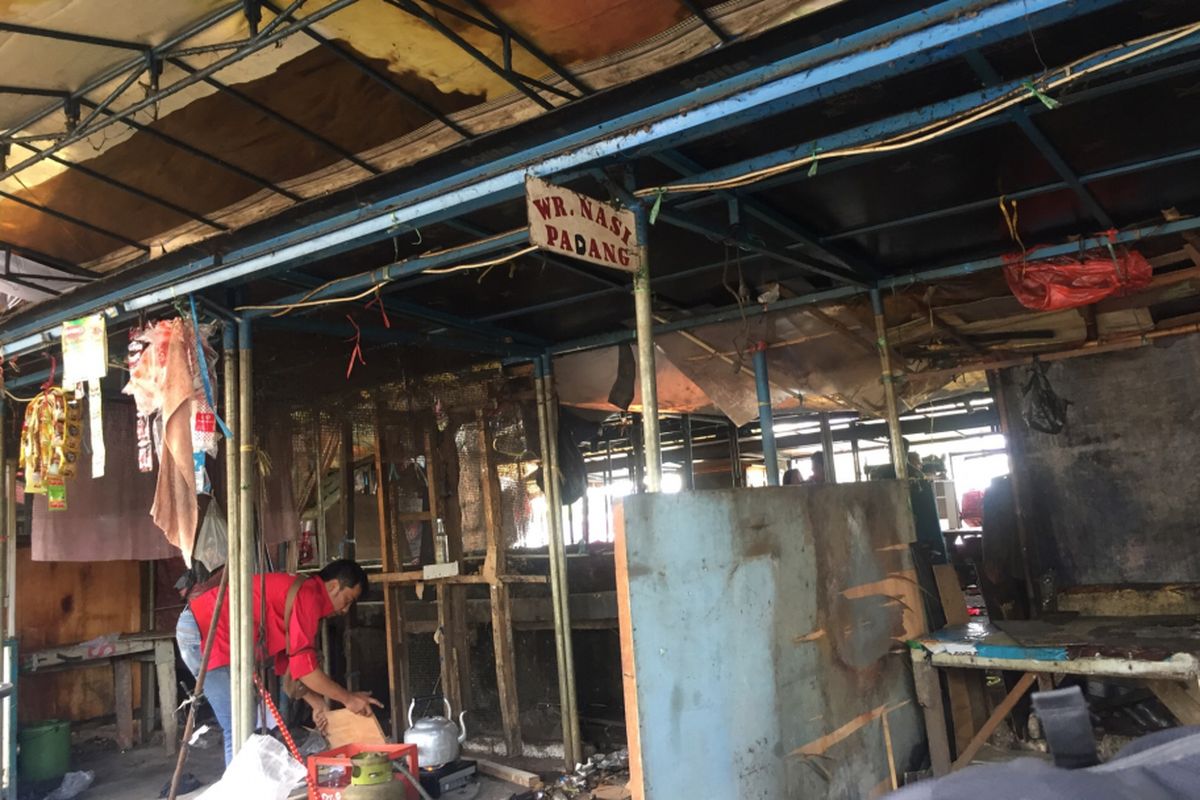 Pedagang Kaki Lima di terminal Depok, Jalan Margonda, Depok, Jumat (3/8/2018).