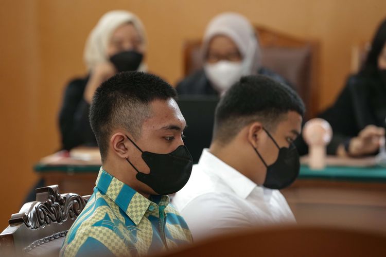 Mario Dandy Satriyo (kanan) dan Shane Lukas, terdakwa penganiayaan remaja berinisial D menjalani sidang di Pengadilan Negeri (PN) Jakarta Selatan, Kamis (15/6/2023). Agenda sidang lanjutan kali ini mendengarkan keterangan saksi.