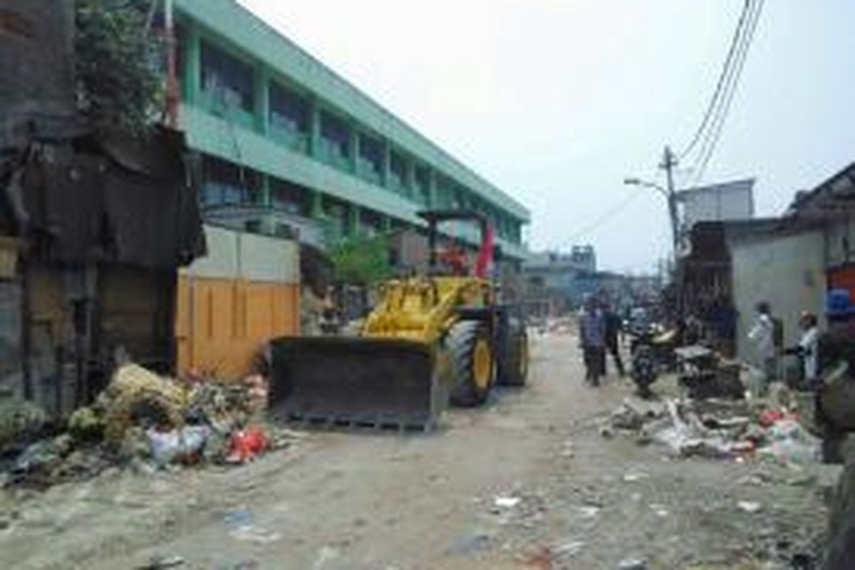 Pembersihan puing sisa pembongkaran kios pasar Karang Anyar kemarin masih berlanjut hingga Kamis (17/9) ini