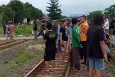 Motor Kurir Ekspedisi Tertabrak Kereta di Cirebon, 2 Orang Tewas Seketika