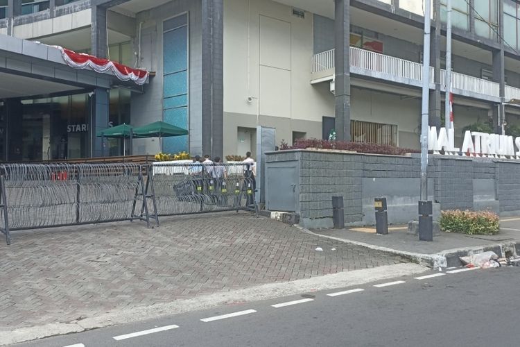 Mal Atrium Senen, Jakarta Pusat Tutup dan Diberi Pagar Kawat, Sabtu (30/8/2025)